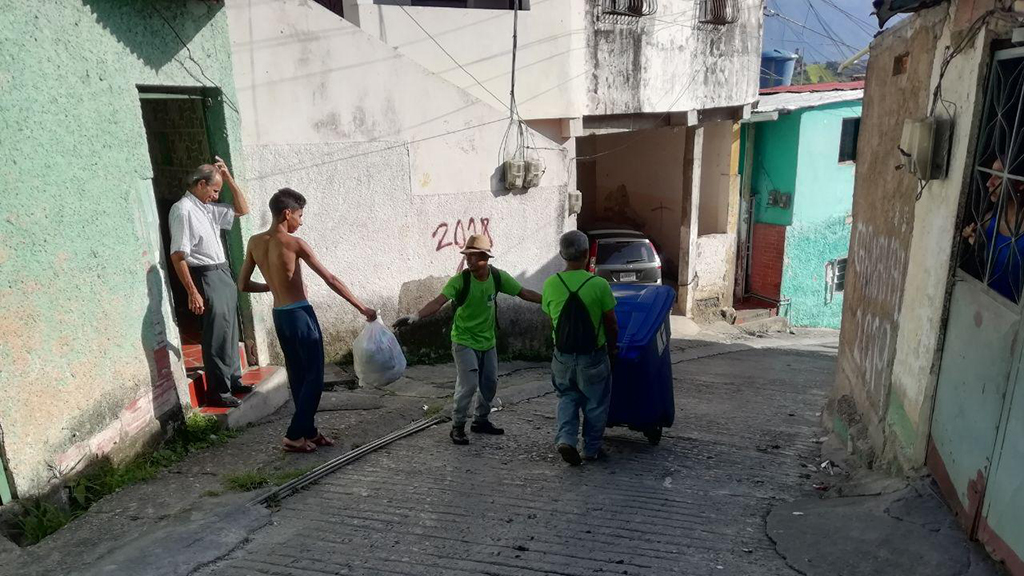 Solid waste collection in La Palomera